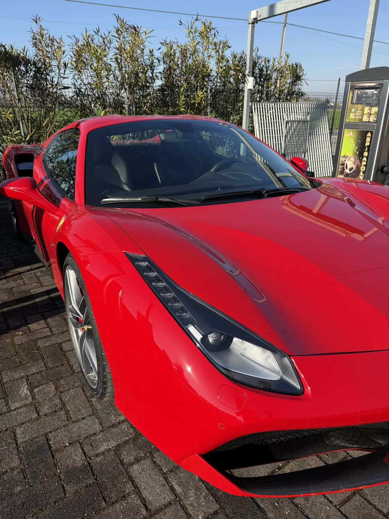 Auto sportiva rossa